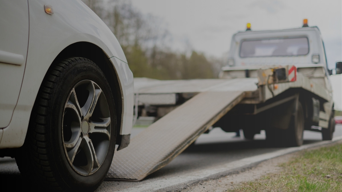 Vehículo preparado para ser cargado en una grúa de asistencia en carretera