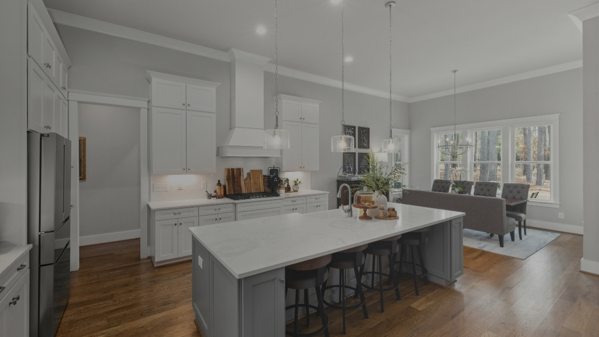 Cocina y comedor con muebles y electrodomésticos dentro de una vivienda