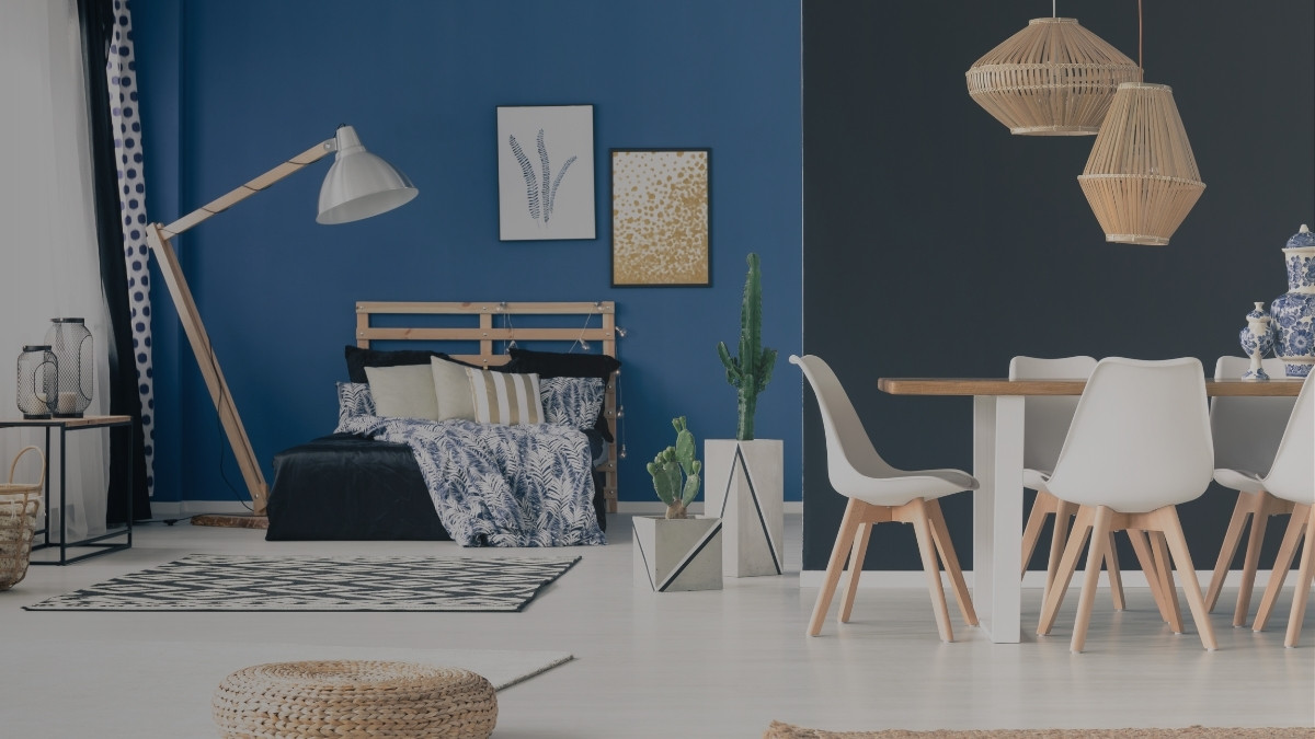 Dormitorio y comedor con muebles y objetos de uso cotidiano dentro de una vivienda