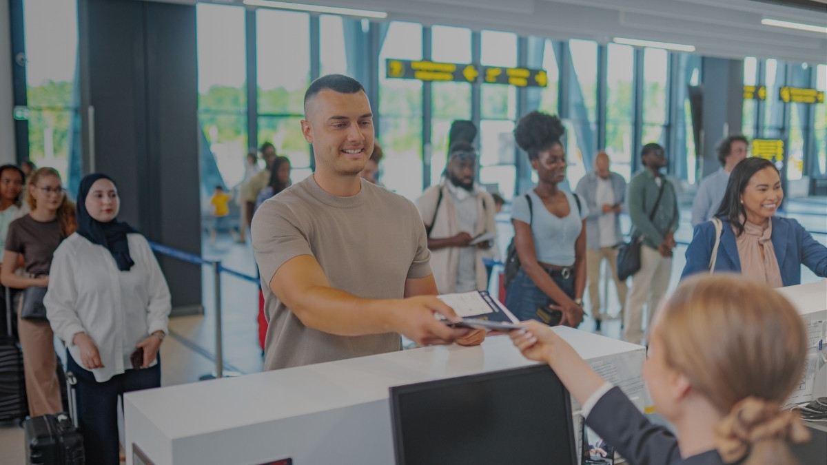 Viajero entregando su documento en el mostrador de una terminal antes de iniciar el viaje