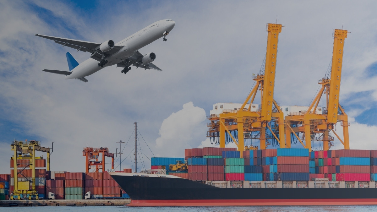 Avión, embarcación de carga y contenedores en una terminal de comercio internacional